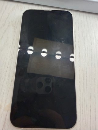 iPhone 14 Blanco con 10 fundas incluidas!