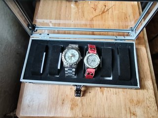 Caja de 4 relojes plateados y rojos