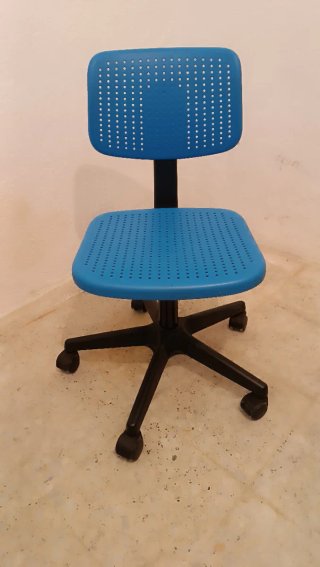 Silla infantil de escritorio azul