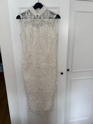 Vestido de encaje blanco con cuello alto