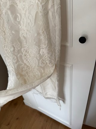 Vestido de encaje blanco con cuello alto