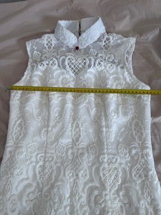 Vestido de encaje blanco con cuello alto