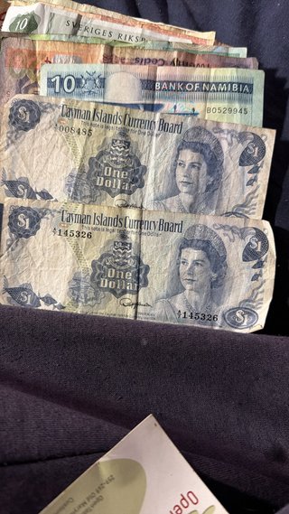 Bote de monedas y billetes