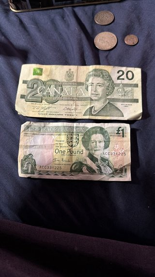 Bote de monedas y billetes