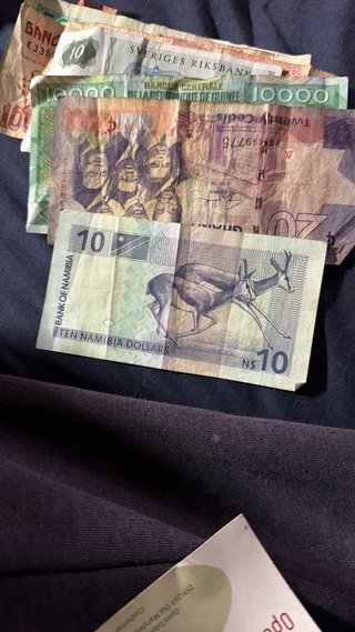 Bote de monedas y billetes