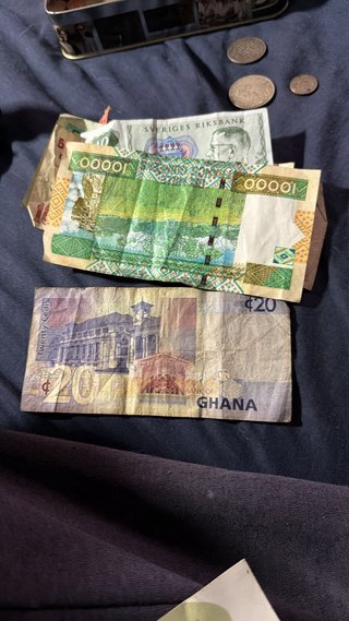 Bote de monedas y billetes