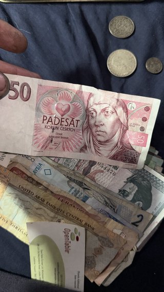 Bote de monedas y billetes