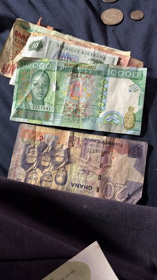 Bote de monedas y billetes