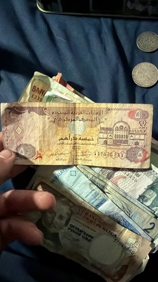 Bote de monedas y billetes