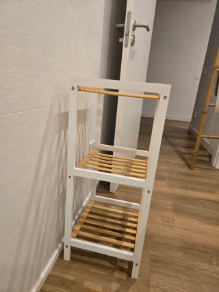 Estantería de bambú y madera