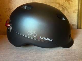 Casco patinete/bicicleta LIVALL negro