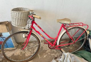 Bicicleta Clásica Roja con Cesta