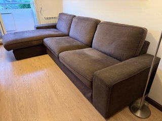 Sofá marrón con chaiselongue