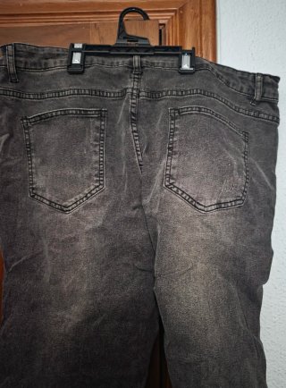 Pantalón vaquero gris desgastado