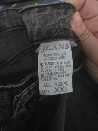Pantalón vaquero gris desgastado