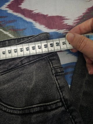 Pantalón vaquero gris desgastado
