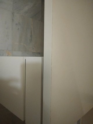Escritorio blanco y mármol