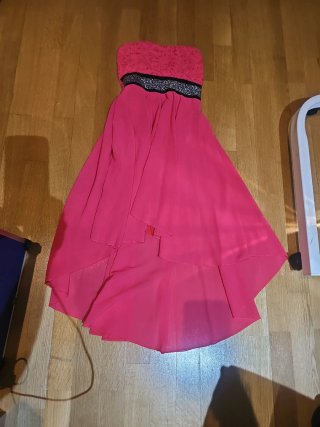 Vestido rosa strapless con volantes