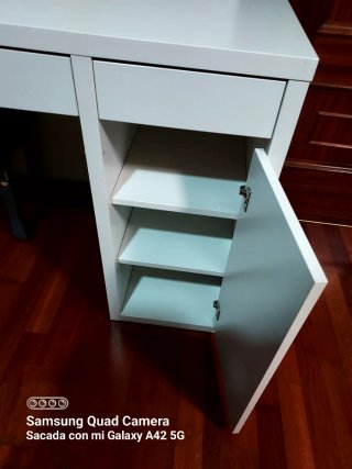 Escritorio blanco con cajones en color blanco.