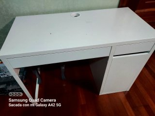 Escritorio blanco con cajones en color blanco.