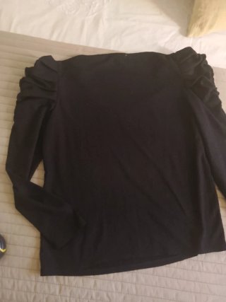 Camiseta negra mangas abullonadas