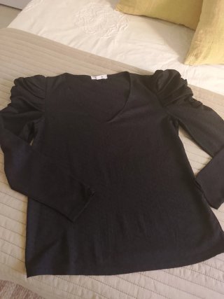 Camiseta negra mangas abullonadas