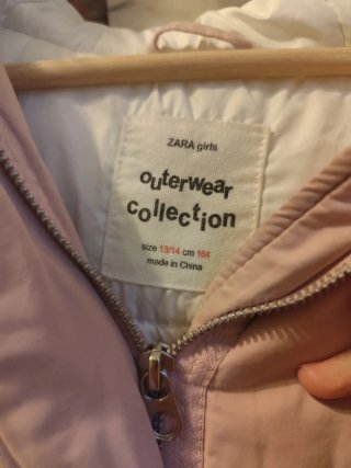 Chamarra Zara rosa claro con capucha