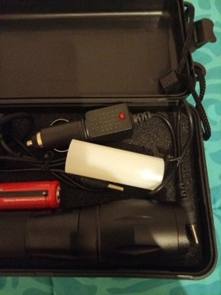 Linterna LED Recargable con Accesorios