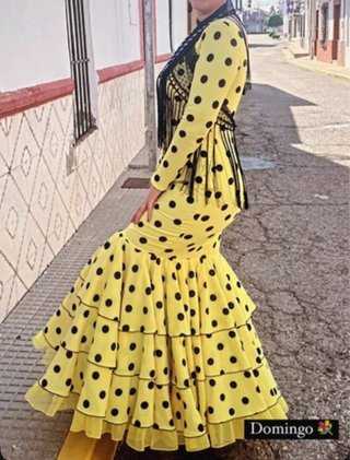 Traje de flamenca amarillo con lunares