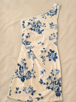 Vestido blanco con estampado floral azul
