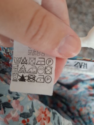 Vestido largo floral azul con encaje Zara