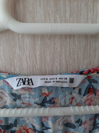 Vestido largo floral azul con encaje Zara