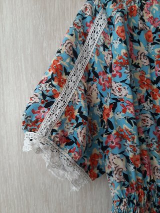 Vestido largo floral azul con encaje Zara