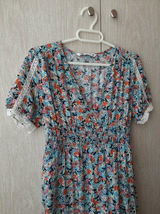 Vestido largo floral azul con encaje Zara