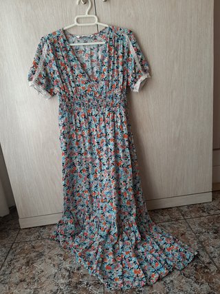 Vestido largo floral azul con encaje Zara