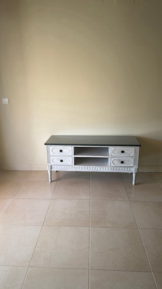 Mueble de salón blanco y negro