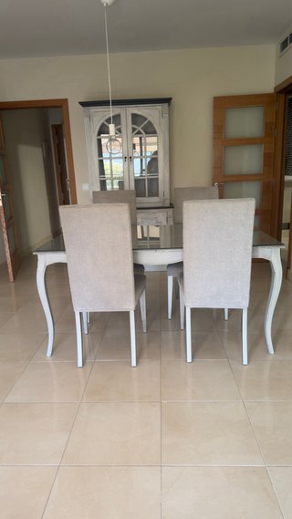 Mueble de salón blanco y negro