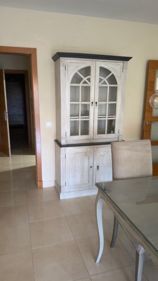 Mueble de salón blanco y negro