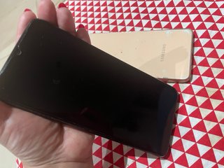 NEGOCIABL 2 móviles Samsung y Realme negros/dorado