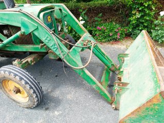 Tractor John Deere con pala