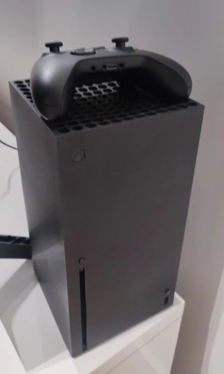 Xbox Series X 1TB + Controller + Rechargeable Batteries