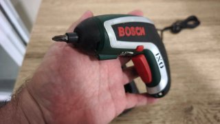 Destornillador Bosch IXO, base de carga y puntas