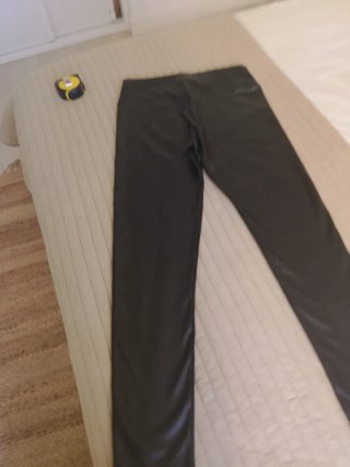 Leggings efecto piel negros