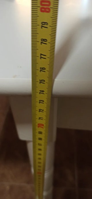 Mesa de cocina de madera blanca