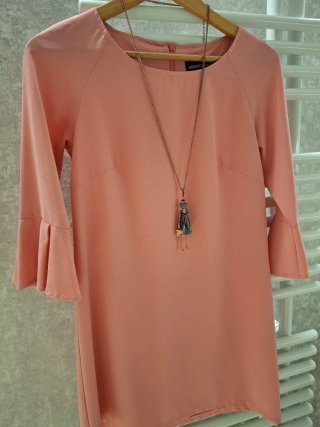 Vestido Coral con Colgante Diseño