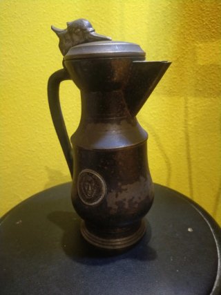 Jarra de peltre francesa con figura