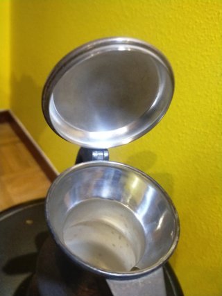 Jarra de peltre francesa con figura
