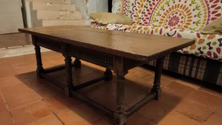 Mesa de salón antigua con cubierta de cobre
