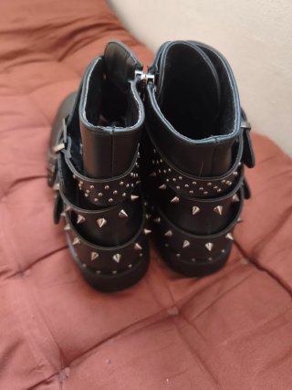 Botines negros con tachuelas y hebillas