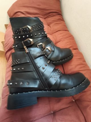 Botines negros con tachuelas y hebillas